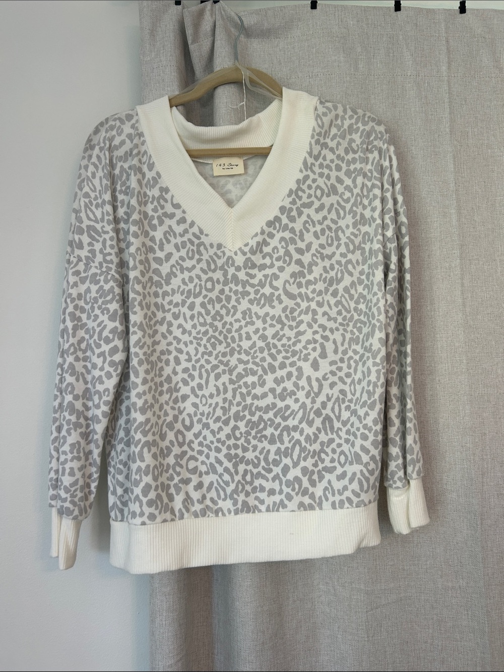 Vineyard Vines Cream V-Neck Sweater with Light Gray Leopard Print